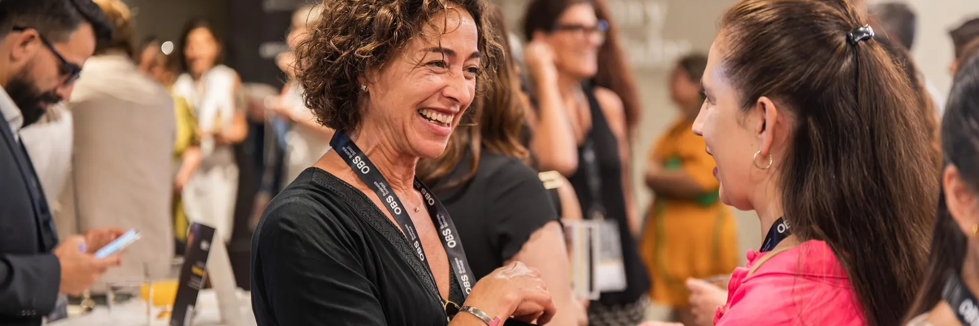 Dos alumnas se saludan en el Alumni Welcome 2023