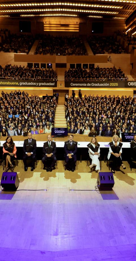 Foto desde el escenario en la Graduación 2025
