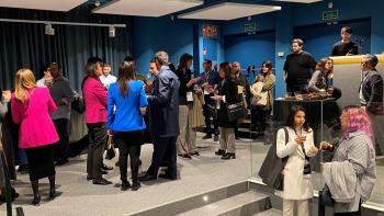 Los alumni hablan durante el networking