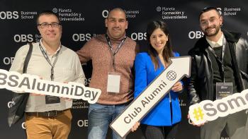 Valeria González interactúa con alumnis durante el encuentro