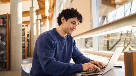 Card Informe Elearning chico estudiando