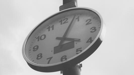 Descubre el Informe de OBS Business School sobre el cambio de hora en España