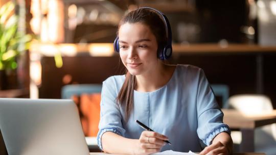 Menos del 40% de los educadores de la UE se siente preparado para utilizar las tecnologías digitales en el aula, descubre el informe de OBS