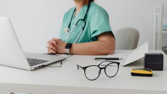 ¿Alguna vez imaginaste que podrías VISITAR AL MÉDICO sin moverte de tu casa?