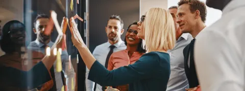 Personas en oficina realizando brainstorming con post-it