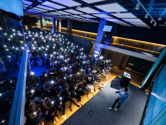 Los alumni iluminan el auditorio de PFU