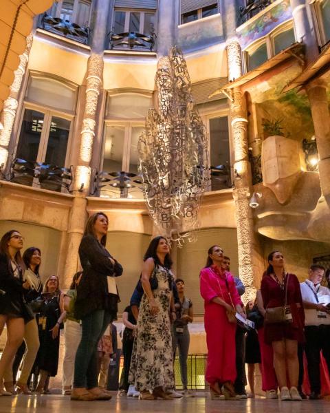 La visita a La Pedrera estuvo incluida en el Alumni Welcome 2023