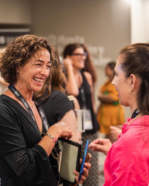 Dos alumnas se saludan en el Alumni Welcome 2023