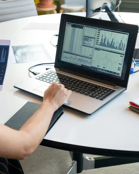 Persona comparando salario de data scientist