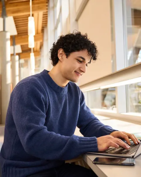 Card Informe Elearning chico estudiando