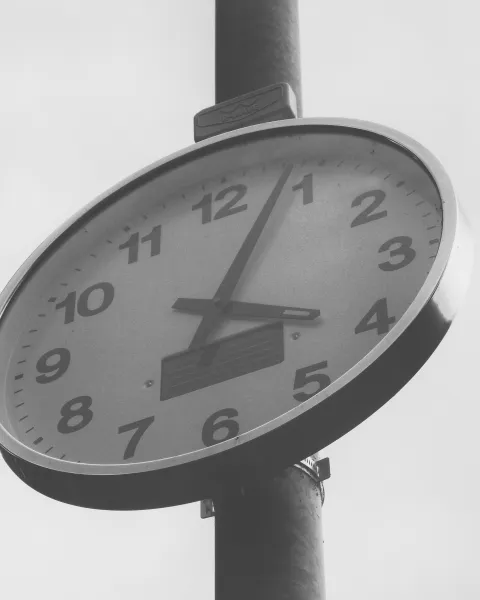 Descubre el Informe de OBS Business School sobre el cambio de hora en España