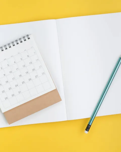 Calendario, libreta y lápiz