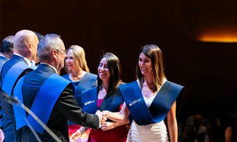 Alumnas de OBS recogiendo sus bandas en la Graduación 2019