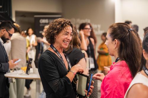 Dos alumnas se saludan en el Alumni Welcome 2023