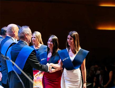 Alumnas de OBS recogiendo sus bandas en la Graduación 2019