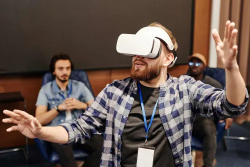 Lee en el artículo de OBS cómo la realidad virtual se inserta en el mundo de la educación