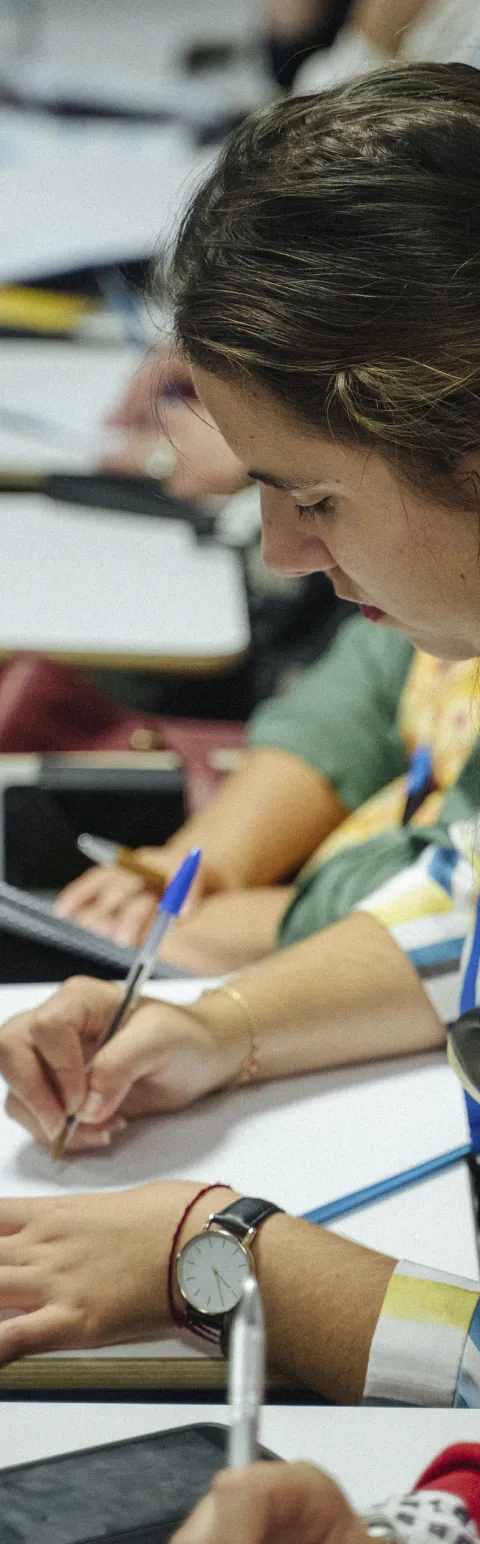 Estudiantes aplaudiendo ante el reconocimiento de Eduniversal de OBS Business School